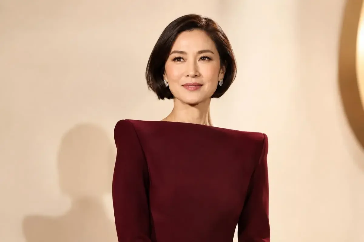 十年后再走同一条红毯，她换了发型也换了气场 - 91黑料吃瓜 红毯名场面 配图